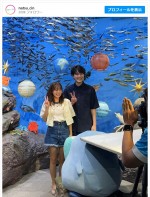 【写真】“夏海”森七菜＆“健人”間宮祥太朗、水族館デートオフショが「お似合いすぎる」