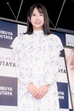 日向坂46・上村ひなの、1stソロ写真集『そのままで』発売記念記者会見の登場