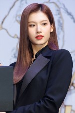 TWICE・SANA、イヴ・サンローラン・ボーテ ジャパン アンバサダー就任会見に登場