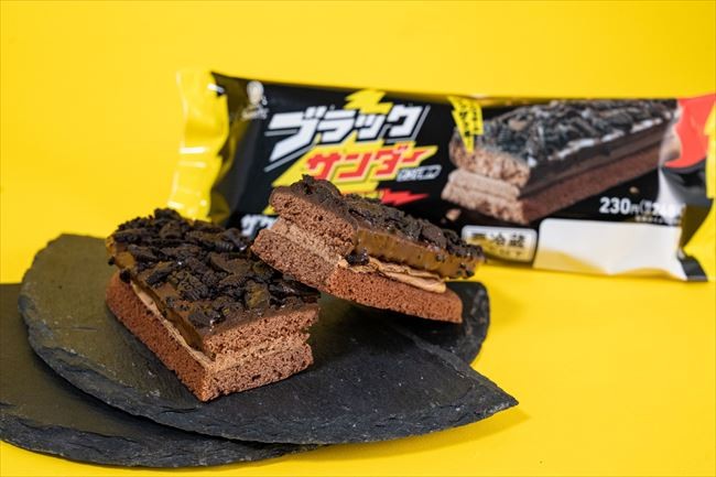 ファミマ×「ブラックサンダー」がコラボ！　ザクザク食感のエクレアなど新商品を展開