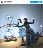 【写真】金村美玖、日向坂46展へ　自身のパネルと同じポーズ