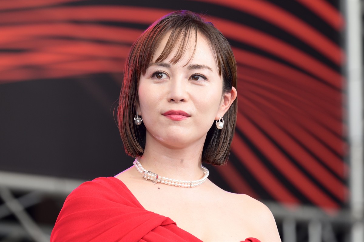 松下奈緒、木村文乃ら『スカイキャッスル』セレブ妻キャストが深紅のドレスで集結