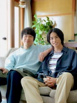 ドラマ『三ツ矢先生の計画的な餌付け。』ダブル主演（左から）山崎まさよし、酒井大成