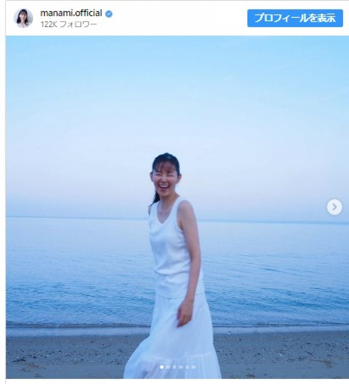 小西真奈美、オールホワイトコーデで浜辺に舞い降りた姿が幻想的　※「小西真奈美」インスタグラム