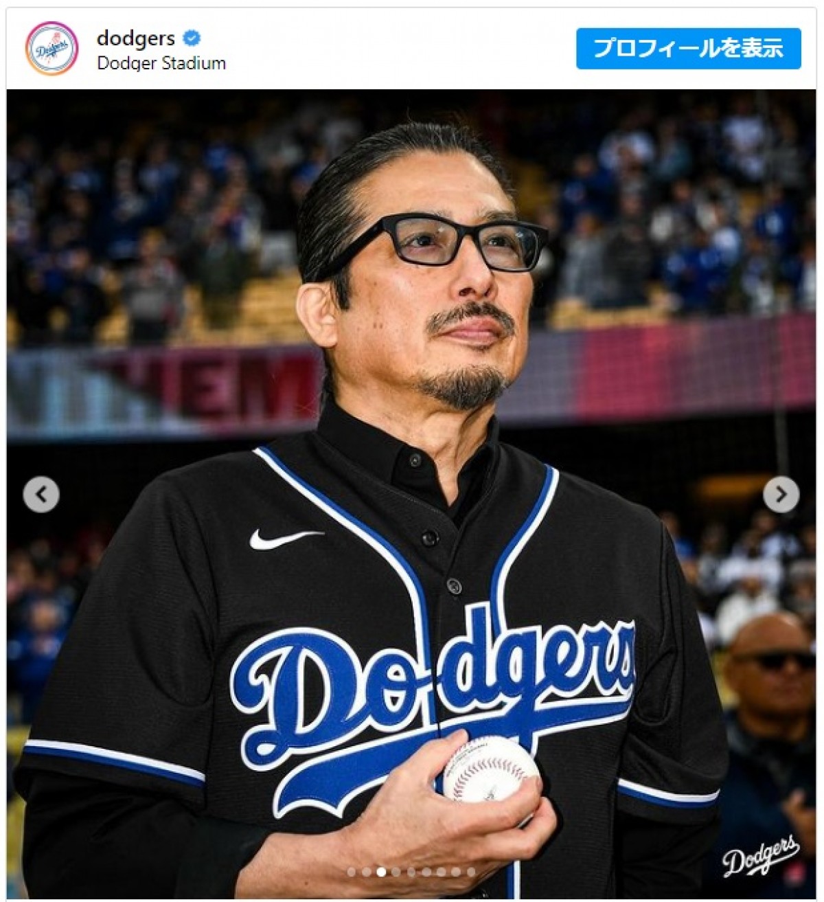 真田広之がドジャース始球式に登場！　ノーバンで山本に届き歓声あがる