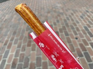 夏のディズニーはグルメも見逃せない！　初登場の「ひんやりチュロス」はザク×もち食感がクセになる