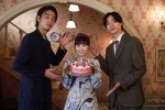 【写真】福原遥が26歳に！　『マル秘の密子さん』撮影現場で上杉柊平と清水尋也がサプライズでお祝い