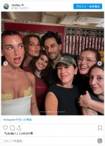 デュア・リパ、ドレスから覗く“ハローキティ”ブラ　※「デュア・リパ」インスタグラム