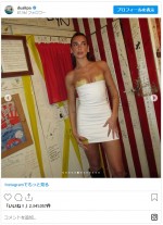 デュア・リパ、ドレスの下には“ハローキティ”ブラ　※「デュア・リパ」インスタグラム