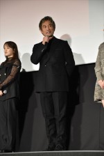 内野聖陽、映画『アングリースクワッド 公務員と7人の詐欺師』初日舞台挨拶に登場