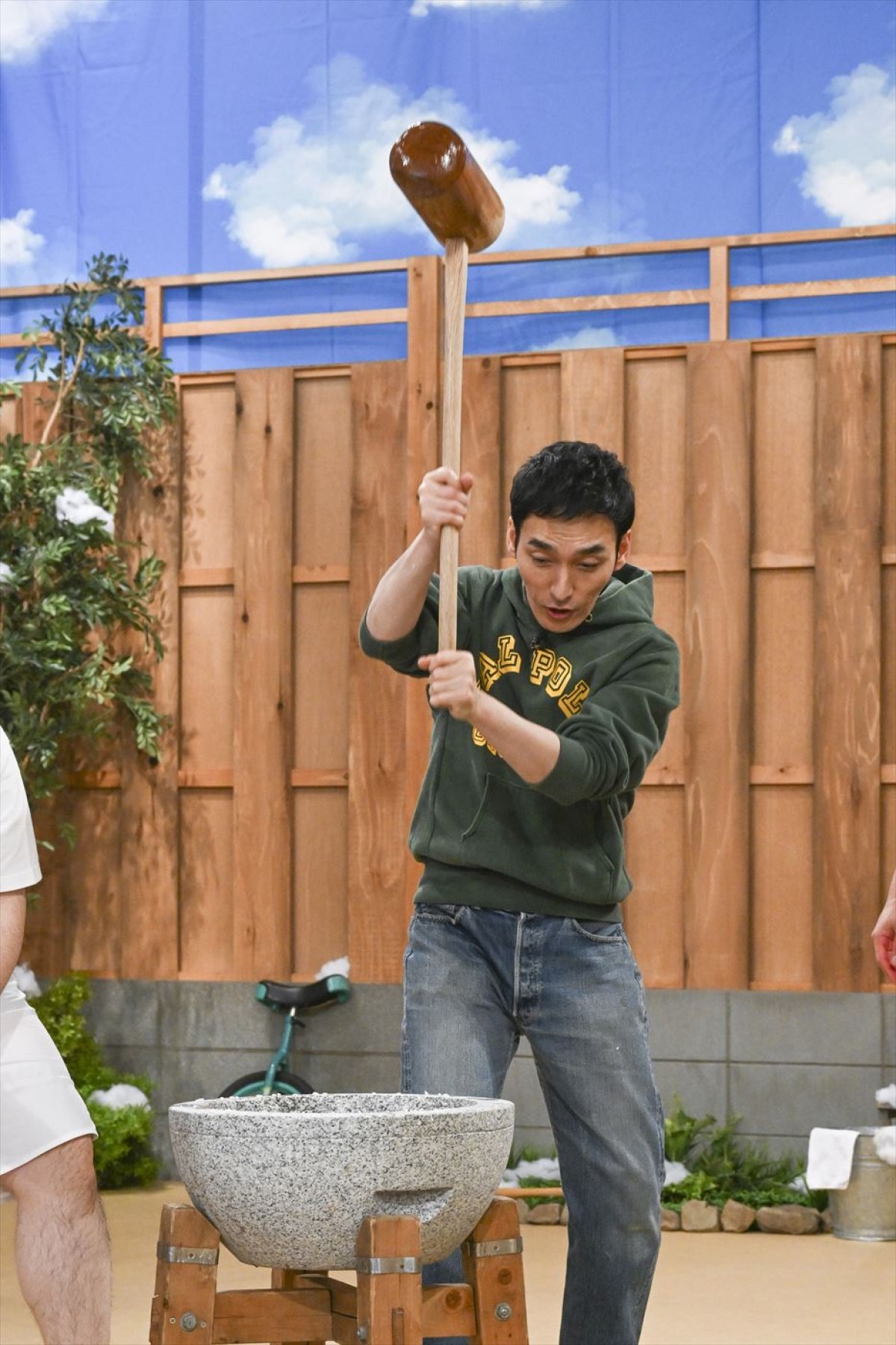 草なぎ剛、人生初の餅つきに大興奮！　やすともと「ギターと三味線でコラボやろうよ」と抱負も　1.7放送『うさかめ』SP