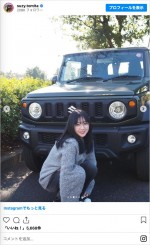 日向坂46・富田鈴花、愛車の「ジムニーシエラ」と　※「日向坂46・富田鈴花」インスタグラム