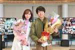 ドラマ『新空港占拠』クランクアップを迎えた（左から）比嘉愛未、櫻井翔