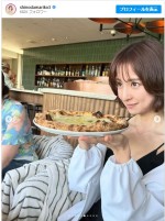 篠田麻里子、”プール日和”にプールサイドで水着姿に　※「篠田麻里子」インスタグラム