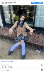 ルーズソックスにエッグポーズ　90年代コギャル女子高生姿の桜井日奈子　※「桜井日奈子」インスタグラム