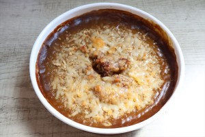 ローソン“名店監修”カレーは本格的な味わい！　牛肉がゴロッとのった焼きカレーが超贅沢＜試食レポ＞