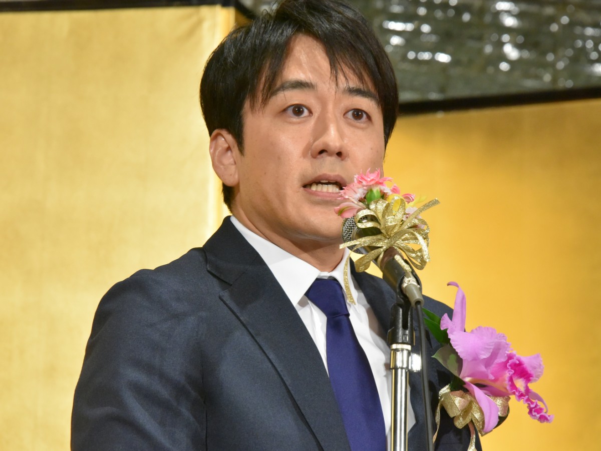 安住紳一郎アナ、毎年恒例のお仕事で真剣な表情　ネット「本職みたいに見える」