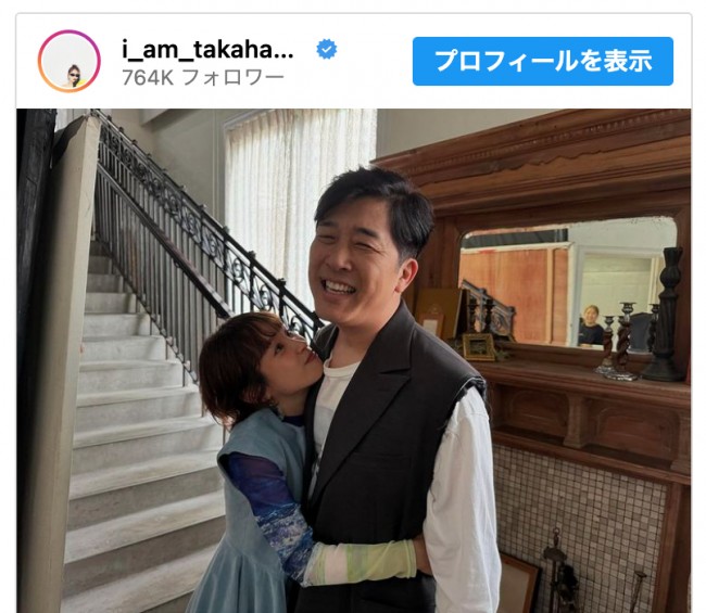 （写真左から）高橋愛、あべこうじ　※「高橋愛」インスタグラム