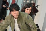 【写真】SixTONESのジェシーが“謎の男”を演じる　『新空港占拠』第1話場面カット