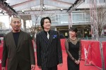 第74回ベルリン国際映画祭に参加した映画『夜明けのすべて』（左から）三宅唱監督、松村北斗（SixTONES）、上白石萌音