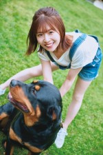 【写真】日向坂46・松田好花、ミニのサロペット姿でワンちゃんと戯れる姿がキュート！