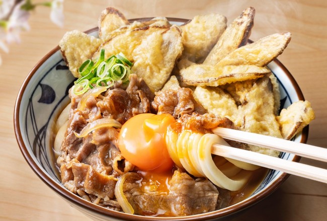 丸亀製麺“焼きたてシリーズ”に春の新作！　牛すき＆ごぼ天が主役のボリューム満点の一品