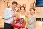 ドラマ『ミス・ターゲット』クランクアップを迎えた（左から）沢村一樹、筒井真理子、松本まりか