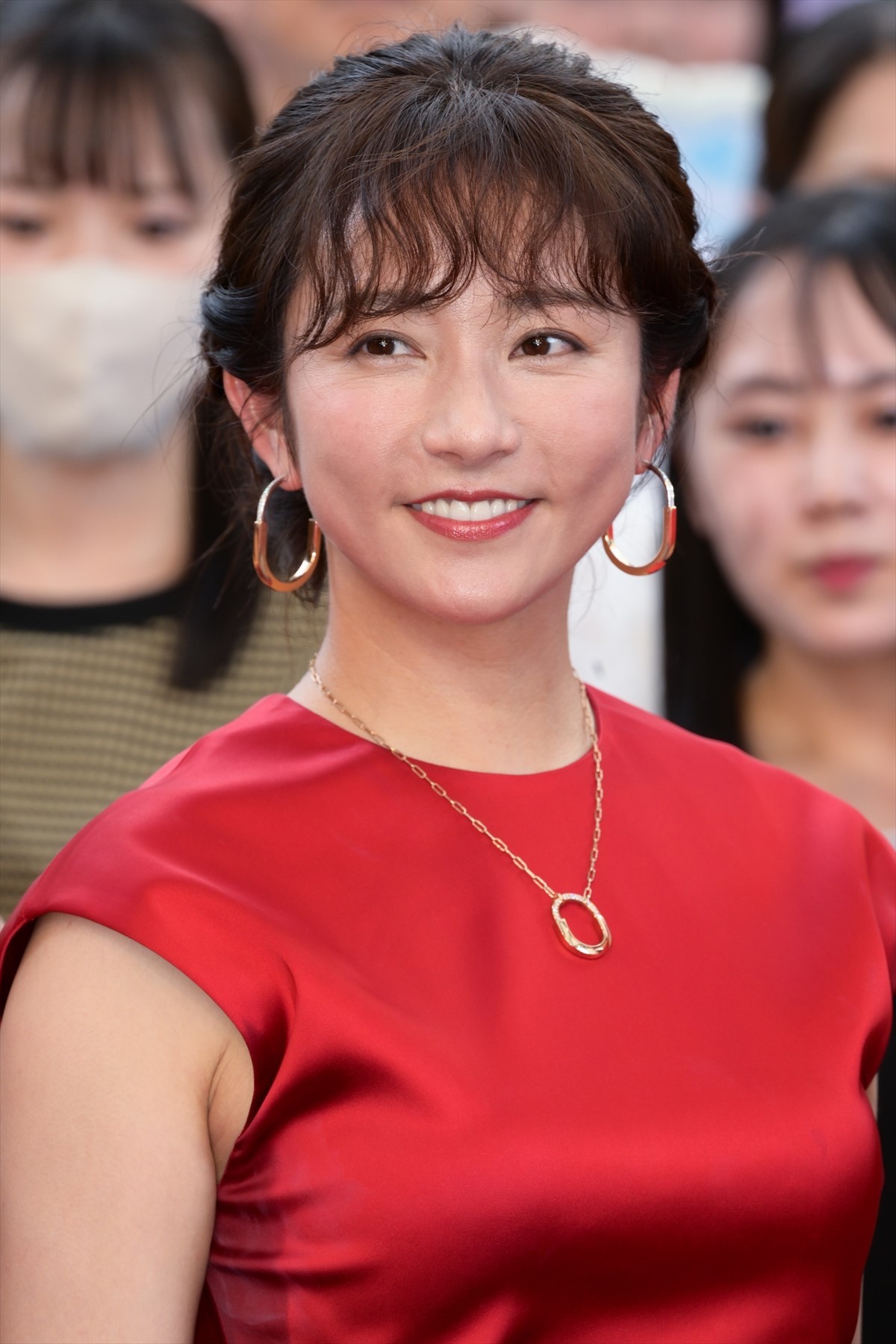 松下奈緒、木村文乃ら『スカイキャッスル』セレブ妻キャストが深紅のドレスで集結