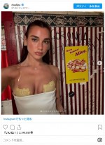 デュア・リパ、ドレスから覗く“ハローキティ”ブラ　※「デュア・リパ」インスタグラム