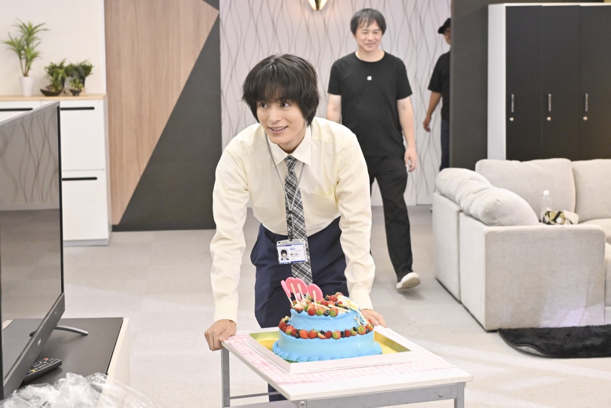 「35歳になって新入社員の役をやるとは」菜々緒、『無能の鷹』現場で誕生日祝福