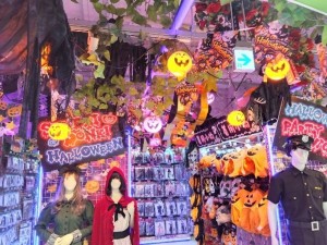 「ドン・キホーテ」ハロウィンコーナーが充実！　“ちょい怖ホラー”コスやサンリオの限定コラボ商品など登場