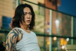 【写真】亀梨和也、圧巻の再現度！　ロン毛＆タトゥーが存在感を放つ『外道の歌』場面写真解禁