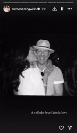 ブルース・ウィリス妻、難病で引退の夫との懐かしのキスショットを公開※「Emma Heming Willis」インスタグラム