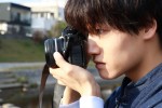 【写真】Aぇ！group・佐野晶哉、カメラマン役に「運命を感じた」　映画『明日を綴る写真館』佐野演じる太一の場面写真