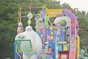 TDL、ベイマックスの“びしょ濡れプログラム”今年も開催！　トレーラー追加で昨年より散水量アップ＜東京ディズニーランド＞