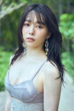 「桜井日奈子 10周年記念写真集 鴇色」より