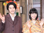 2話以降も見続けたい2024年「秋ドラマ」ランキング第9位：『嘘解きレトリック』（写真は左から主演の鈴鹿央士、松本穂香）