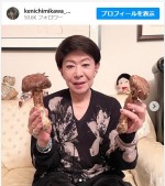 美川憲一、大きな松茸をもらって笑顔　※「美川憲一」インスタグラム