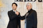 NHK大河ドラマ『豊臣兄弟！』より、（左から）主演の仲野太賀、脚本の八津弘幸