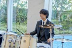 Aぇ! group佐野晶哉、突然のドラム演奏！　『明日を綴る写真館』ほぼアドリブで挑んだシーン写真公開