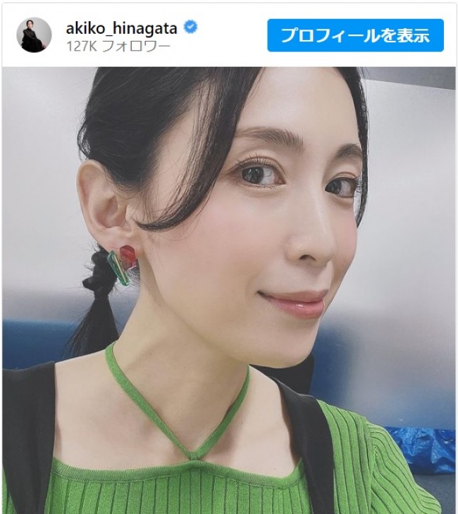 雛形あきこ、アップショットでピアスを紹介　※「雛形あきこ」インスタグラム