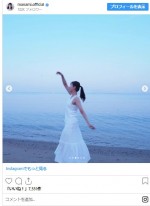 小西真奈美、オールホワイトコーデで浜辺に舞い降りた姿が幻想的　※「小西真奈美」インスタグラム