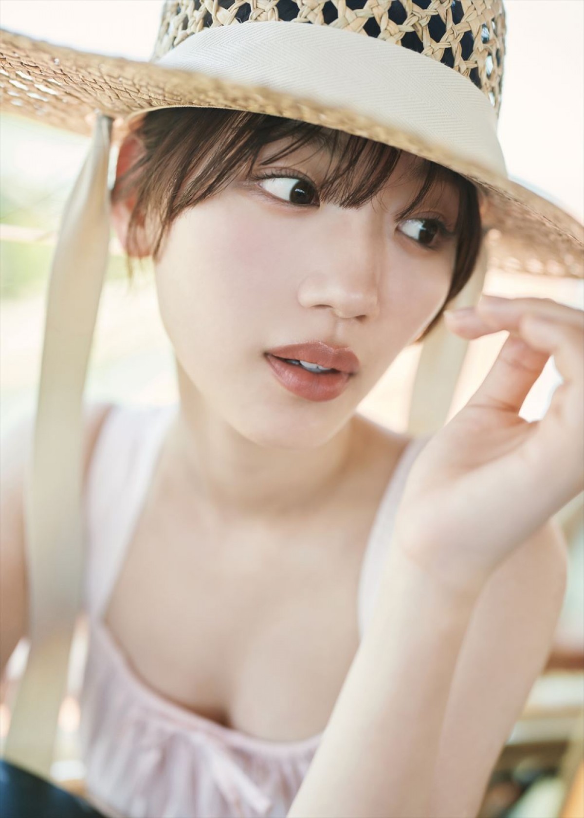 日向坂46・佐々木美玲「起きてすぐの“朝ぱんちゃん”です！」1st写真集から白ニットのごろごろ休日カット解禁