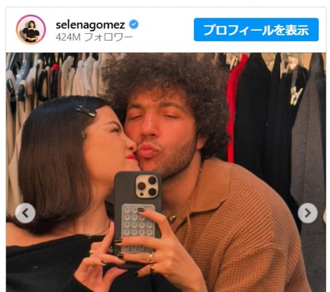 セレーナ・ゴメス、恋人ベニー・ブランコとのキスショット公開※「Selena Gomez」インスタグラム