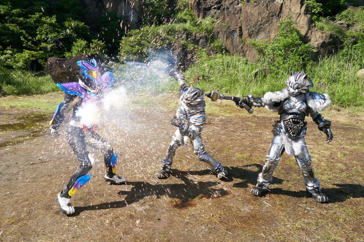 『仮面ライダーガヴ』第13話「約束の手作りケーキ」、怒りに燃えるシータとジープがガヴに襲いかかる