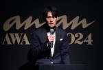 「anan AWARD 2024」授賞式に出席した上重聡（MC）