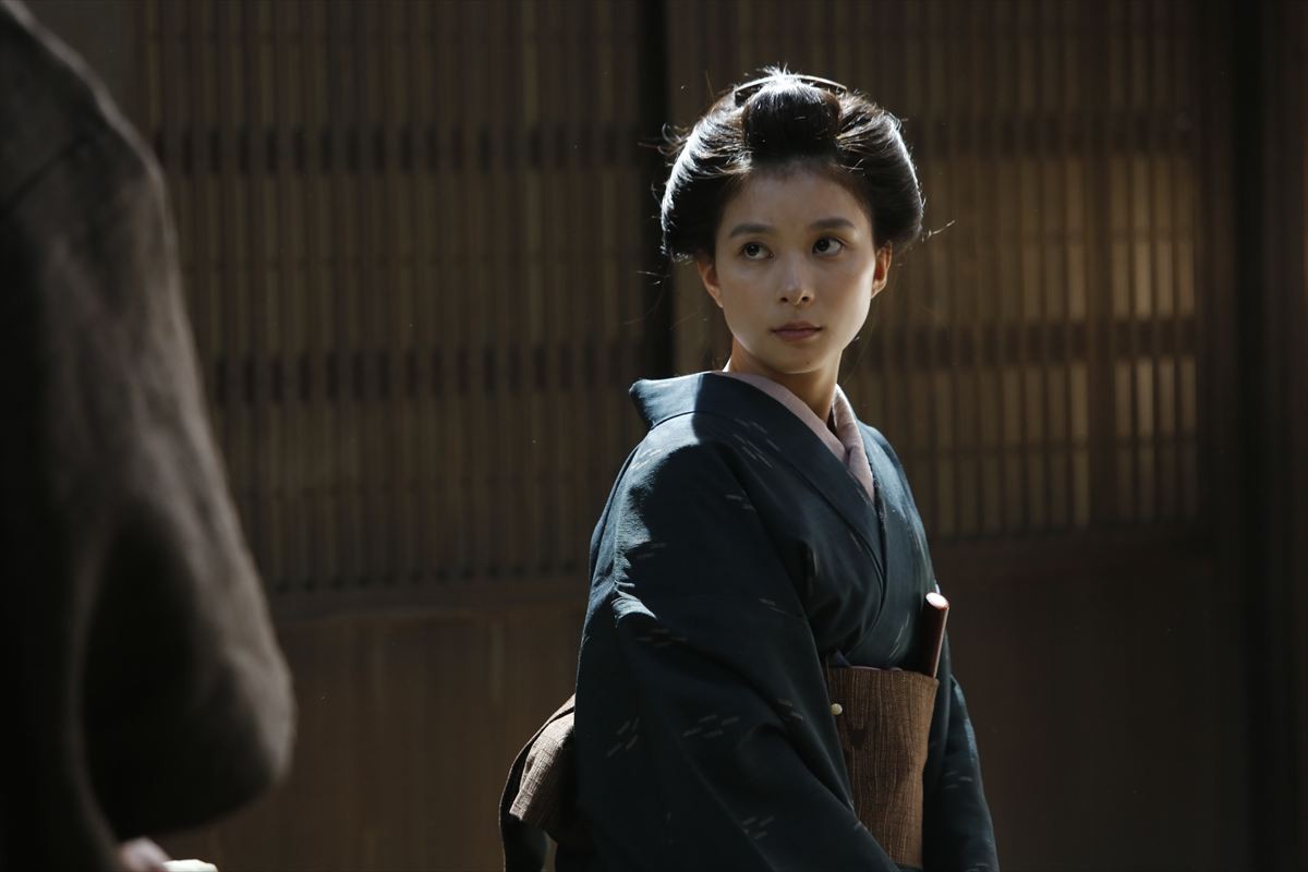 松坂桃李が圧巻の殺陣披露！　芳根京子は殺陣初挑戦　『雪の花』本編映像解禁