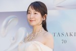 吉岡里帆、TASAKI 70周年アニバーサリー エキシビション「FLOATING SHELL」フォトコールに登場