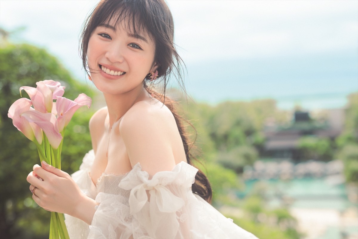 高山一実、美しいウエディングドレス姿で「ゼクシィ」降臨　恋愛観や結婚相手に求める条件など告白