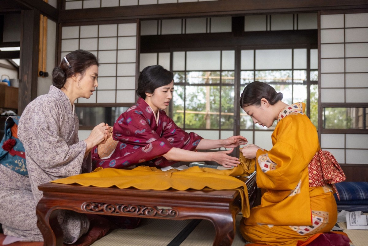 明日の『虎に翼』“寅子”伊藤沙莉、“花岡”岩田剛典と食事へ　華やかなワンピース姿で祝福